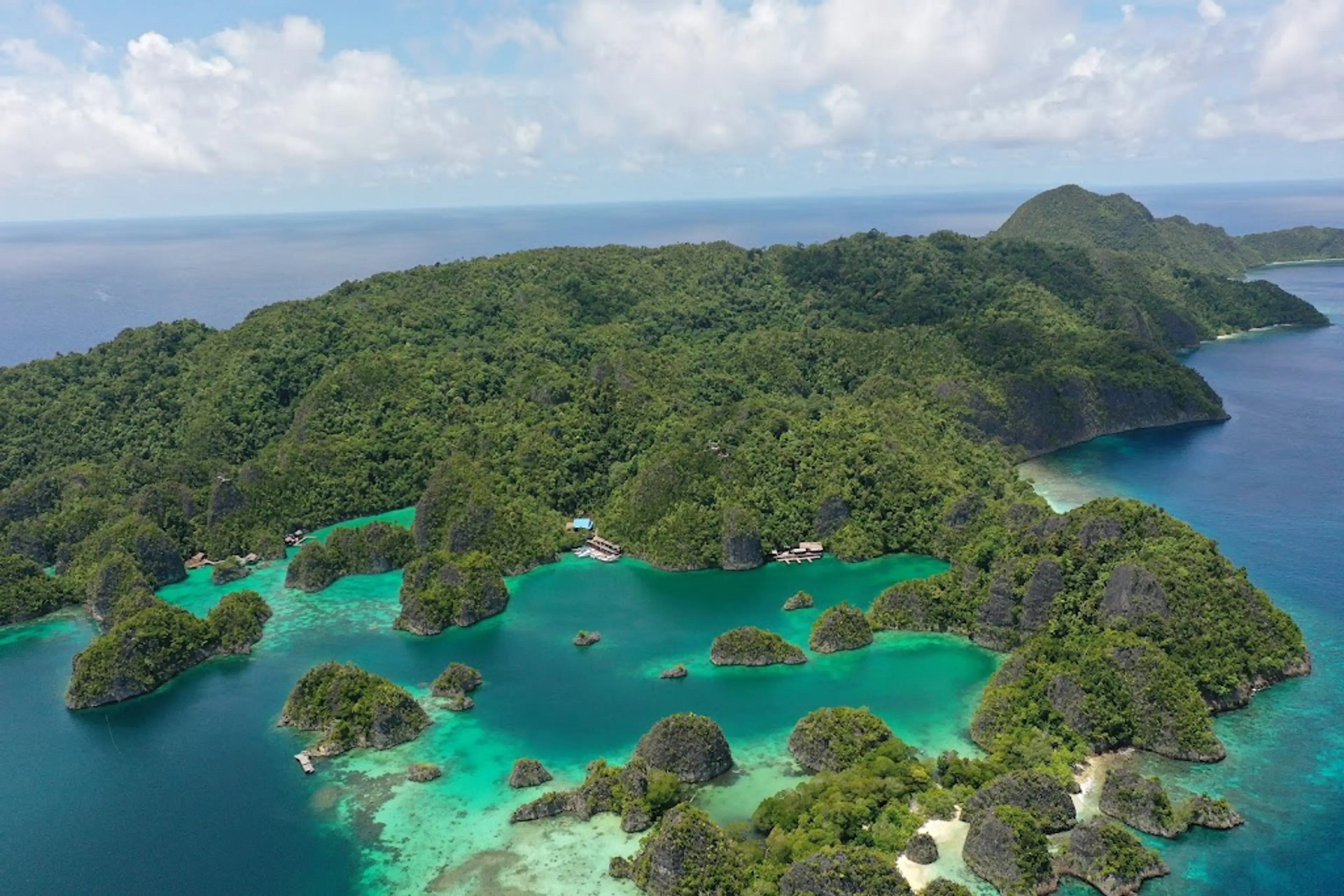 Snorkeling or diving at Pianemo Islands