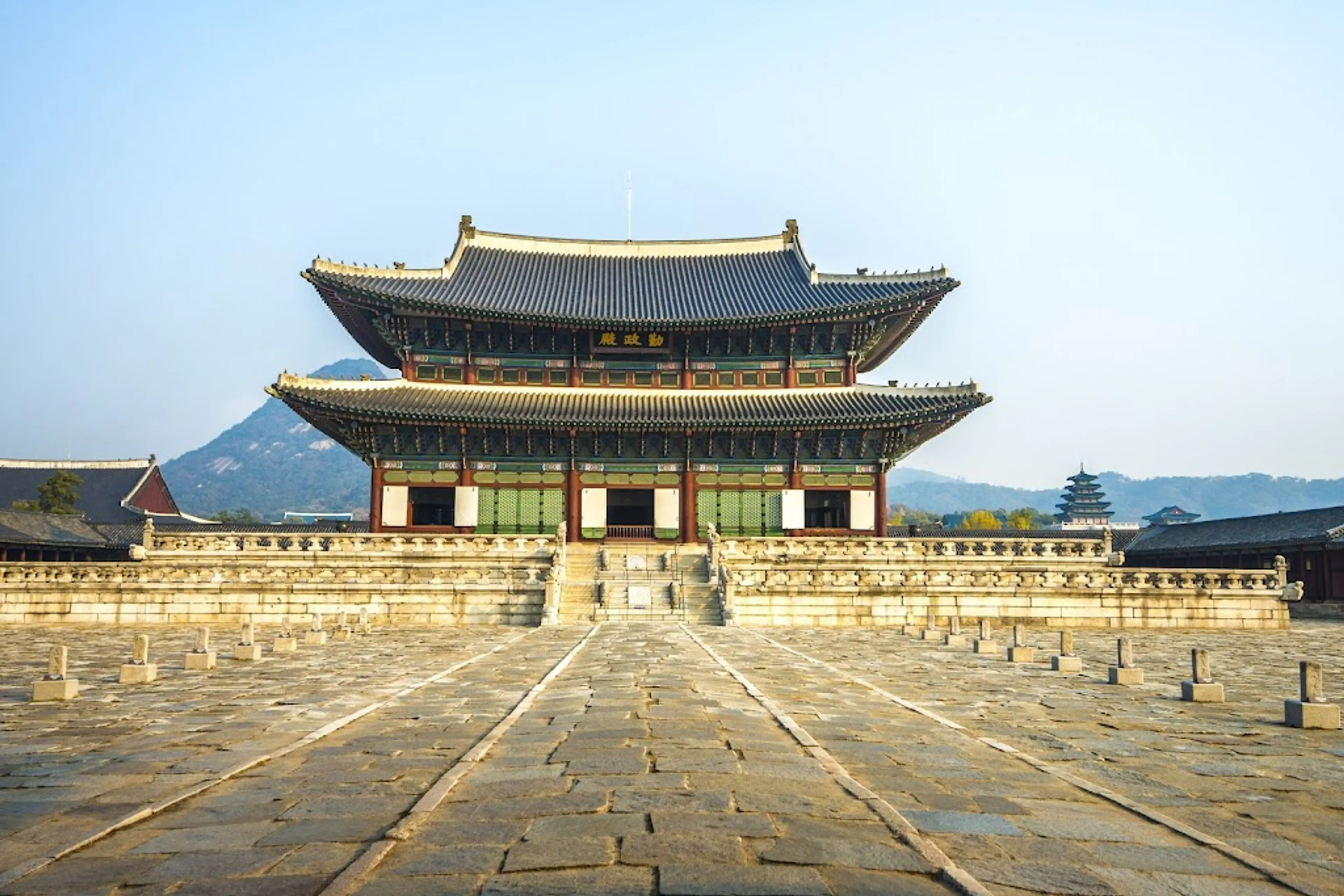 Changing of the guard ceremony at Gyeongbokgung Palace