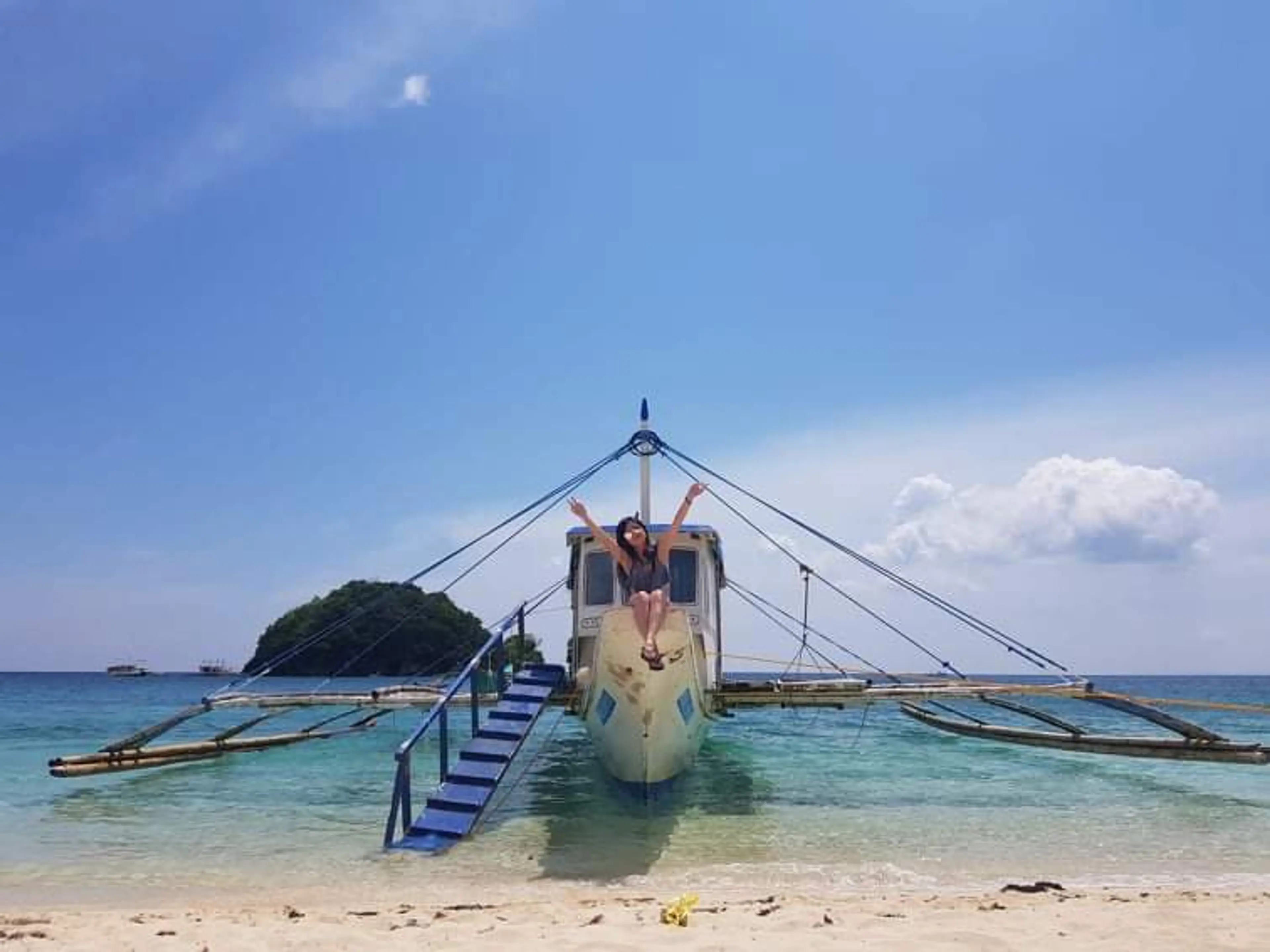 Sailing tour around the island