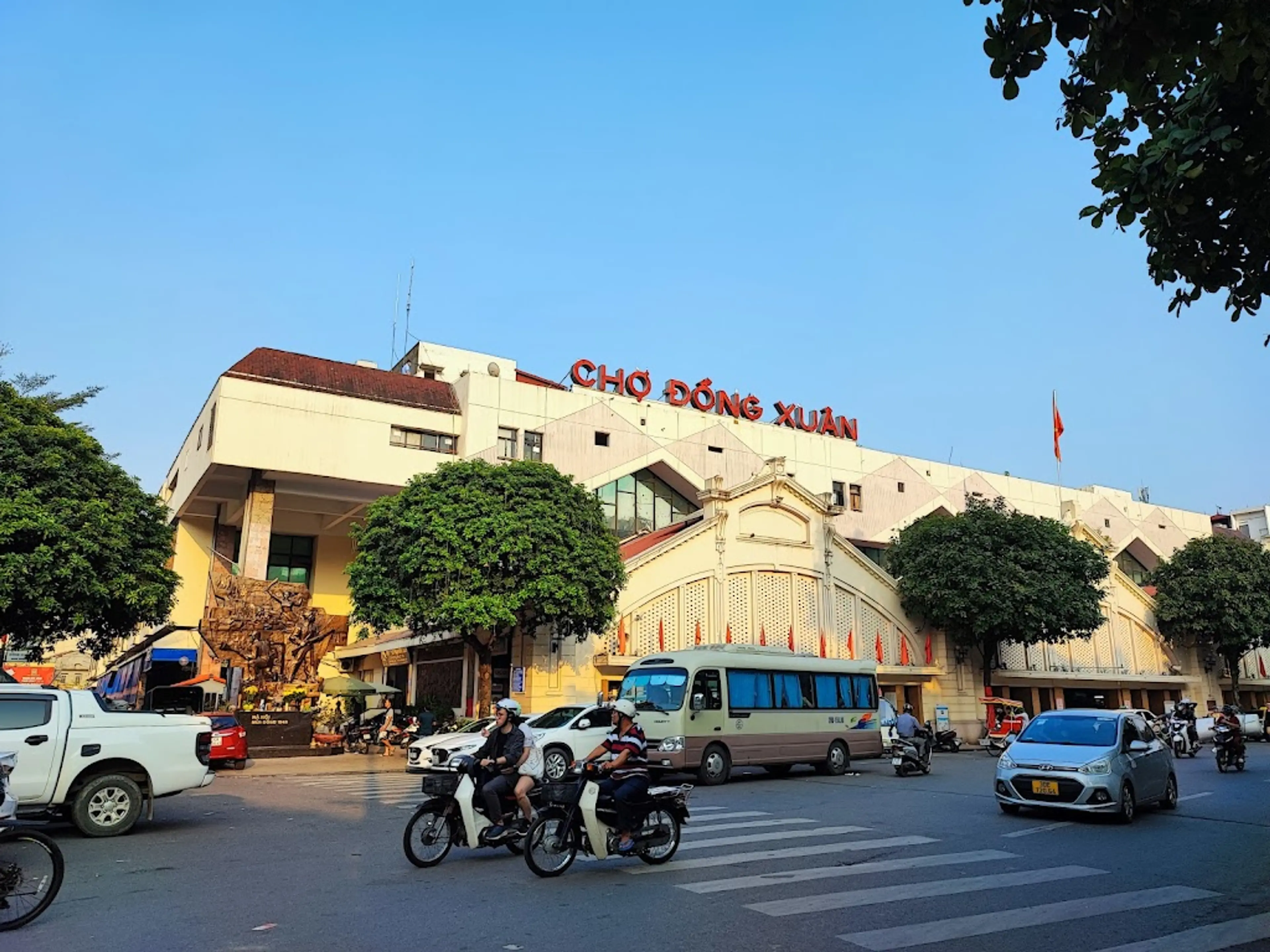 Dong Xuan Market