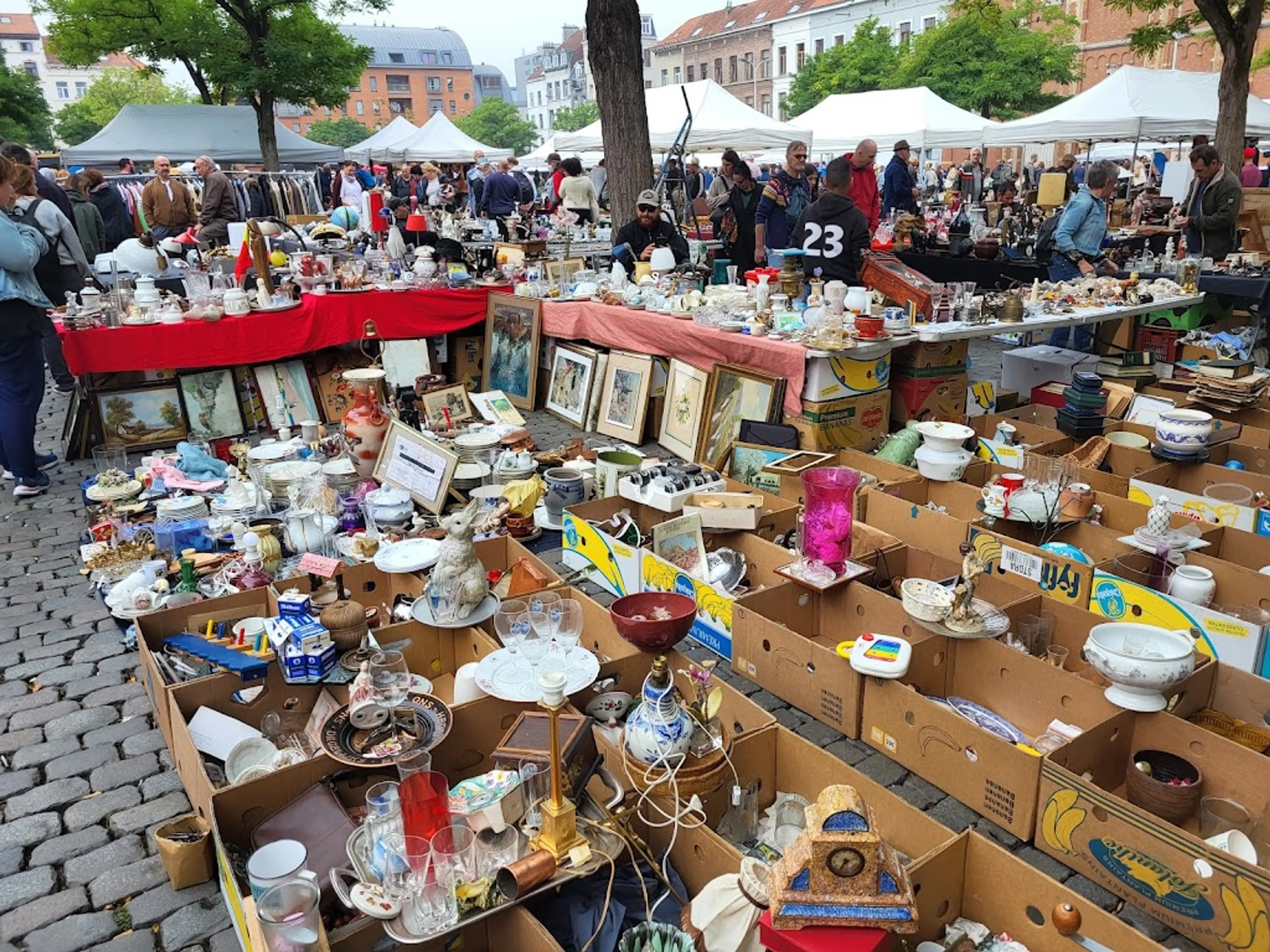 Place du Jeu de Balle flea market