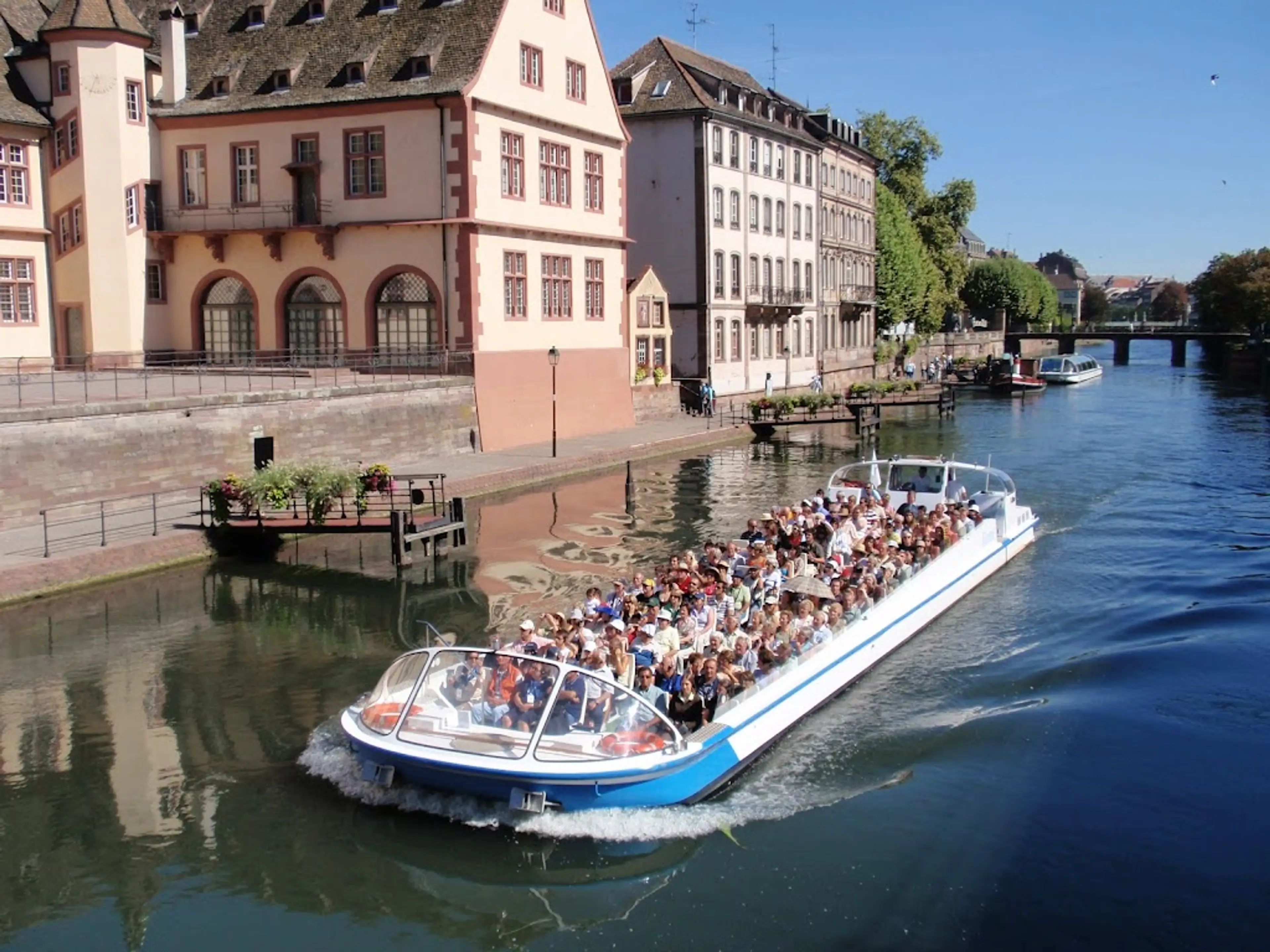 Boat tour on the Ill River