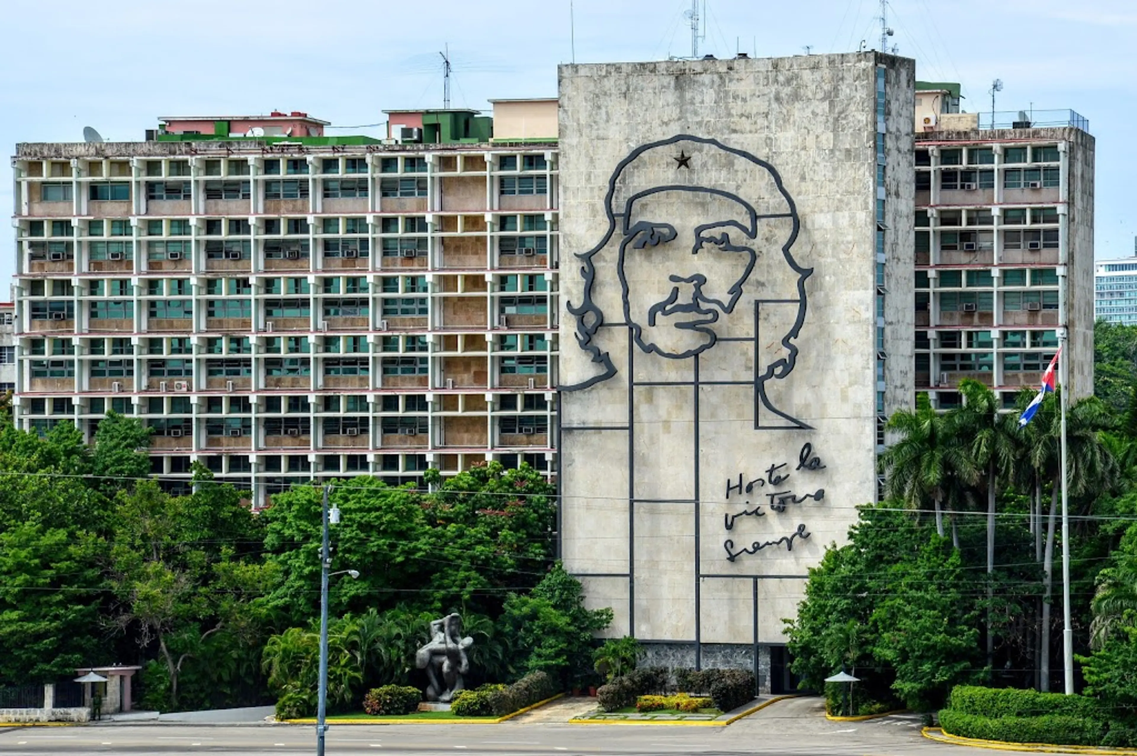 Che Guevara image on the Ministry of Interior building