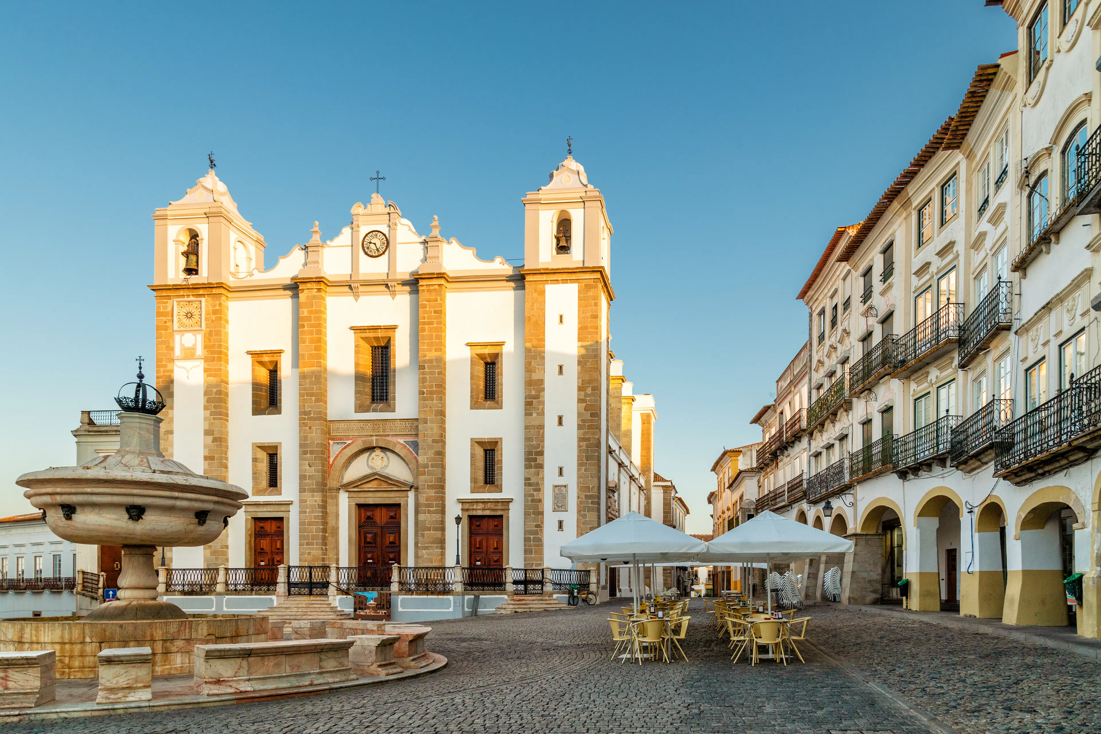 Évora