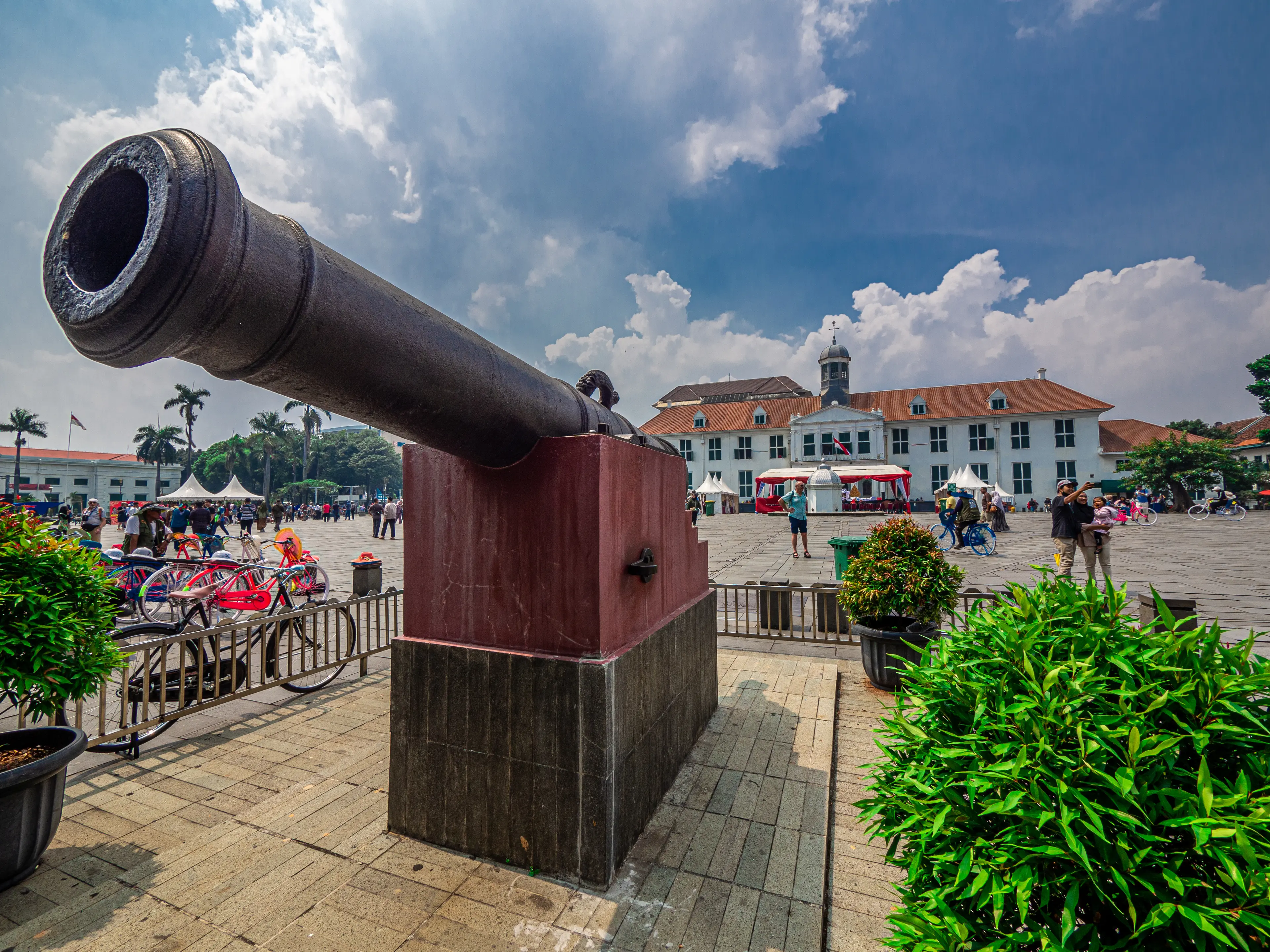 The Si Jagur cannon is an ancient cannon left by the Portuguese in the old city The Si Jagur cannon is an ancient cannon left by the Portuguese in the old city
