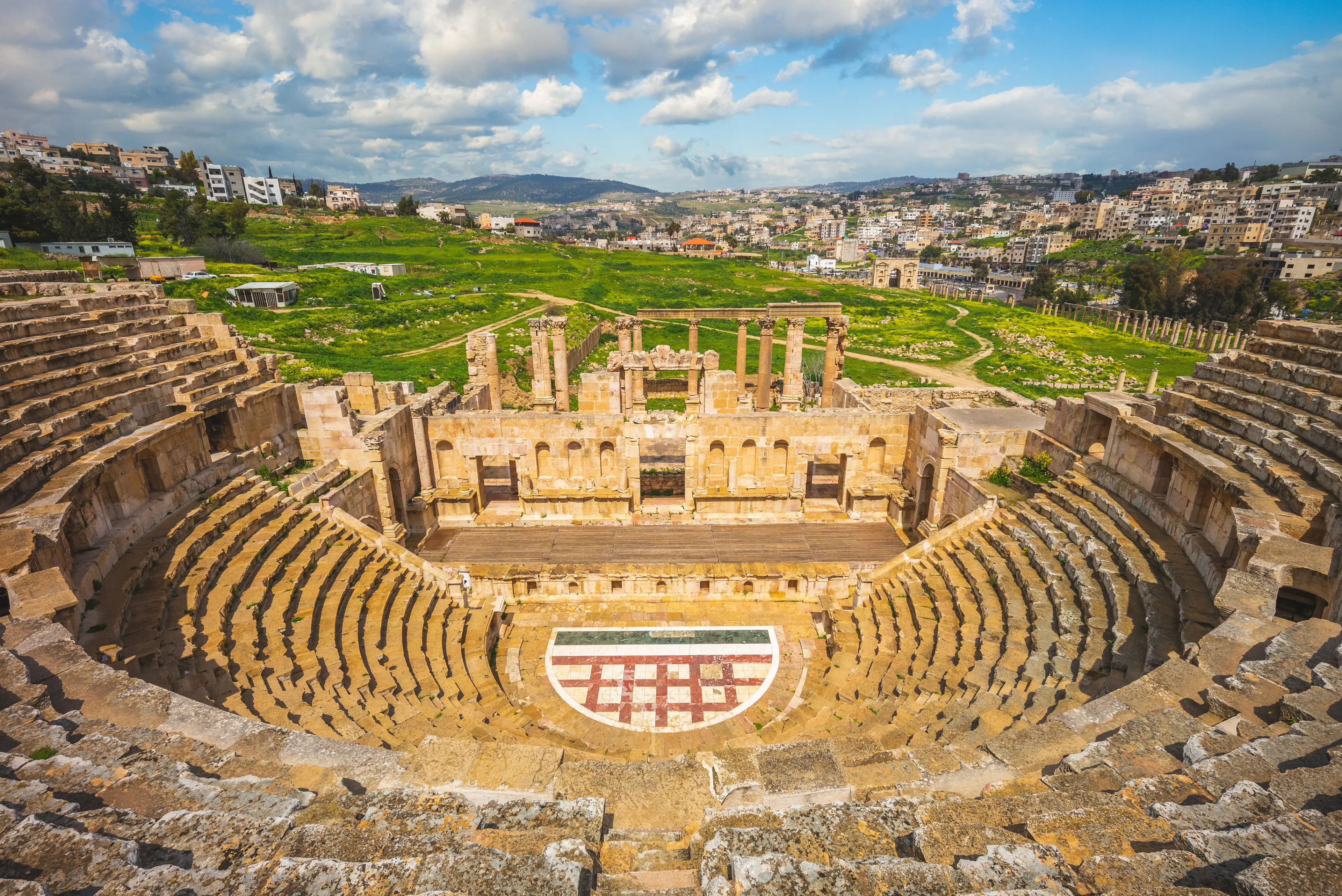 1-Day Romantic Food, Wine & Sightseeing Tour in Jerash for Locals