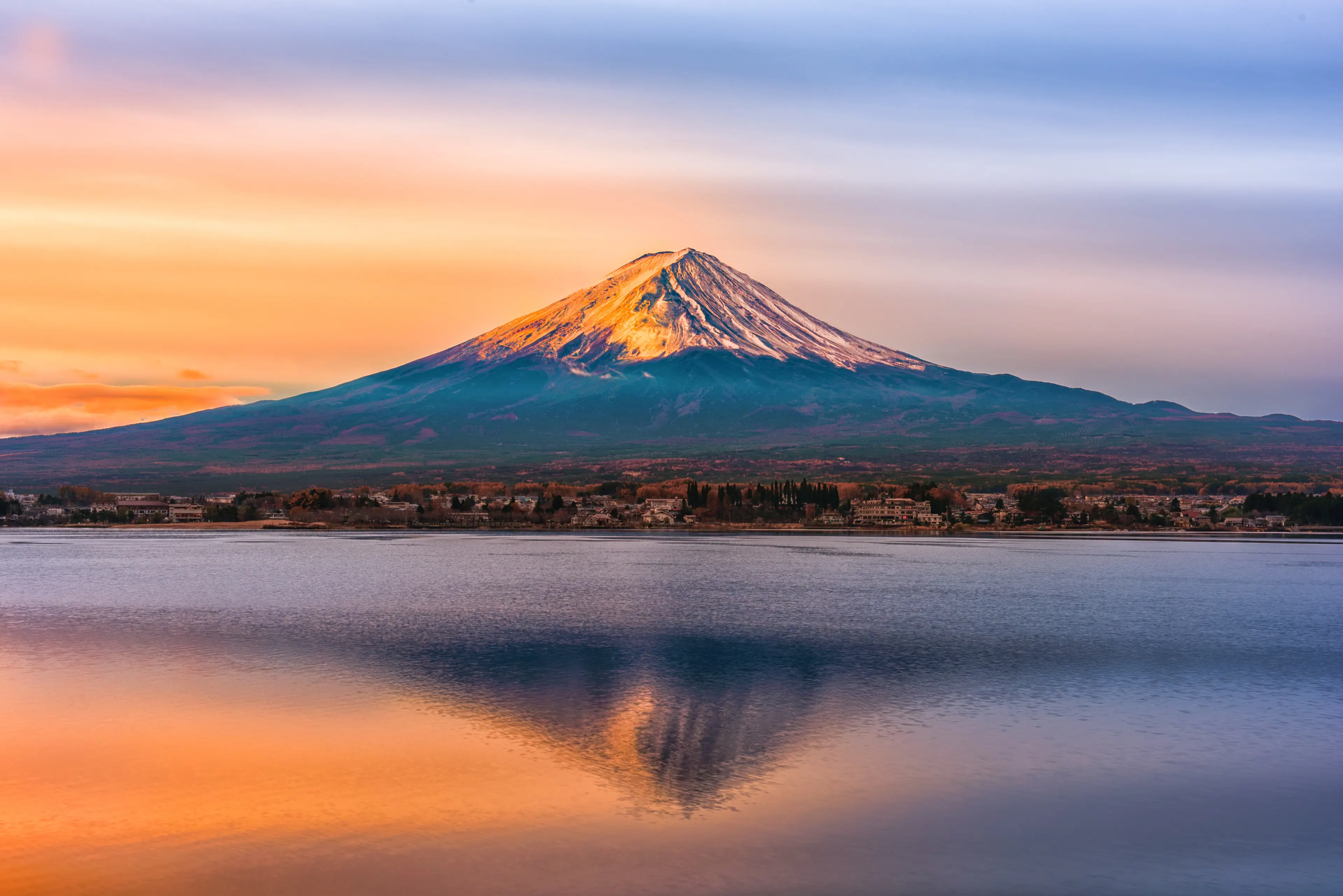 Lake Shojiko sunrise with mountain background
