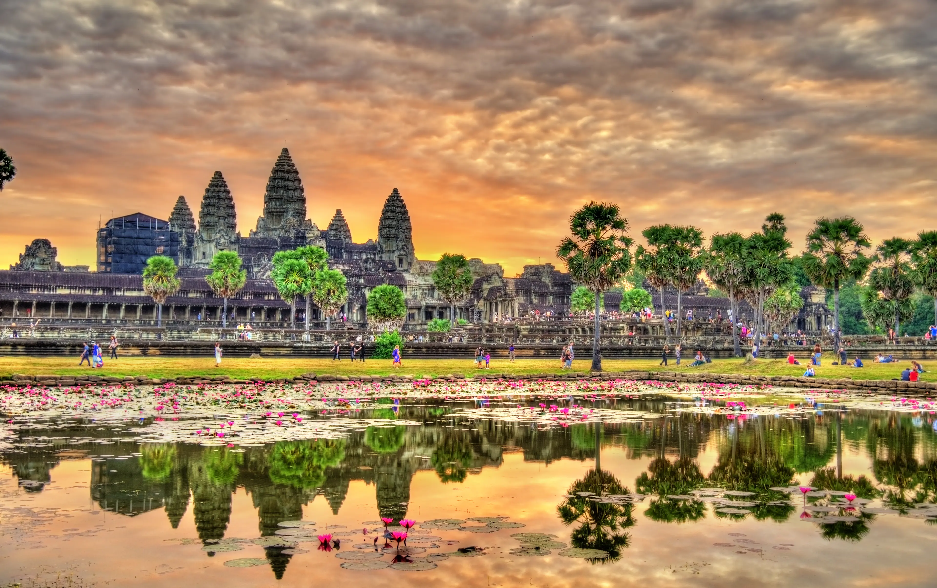 1-Day Solo Adventure and Nightlife Experience at Angkor Wat