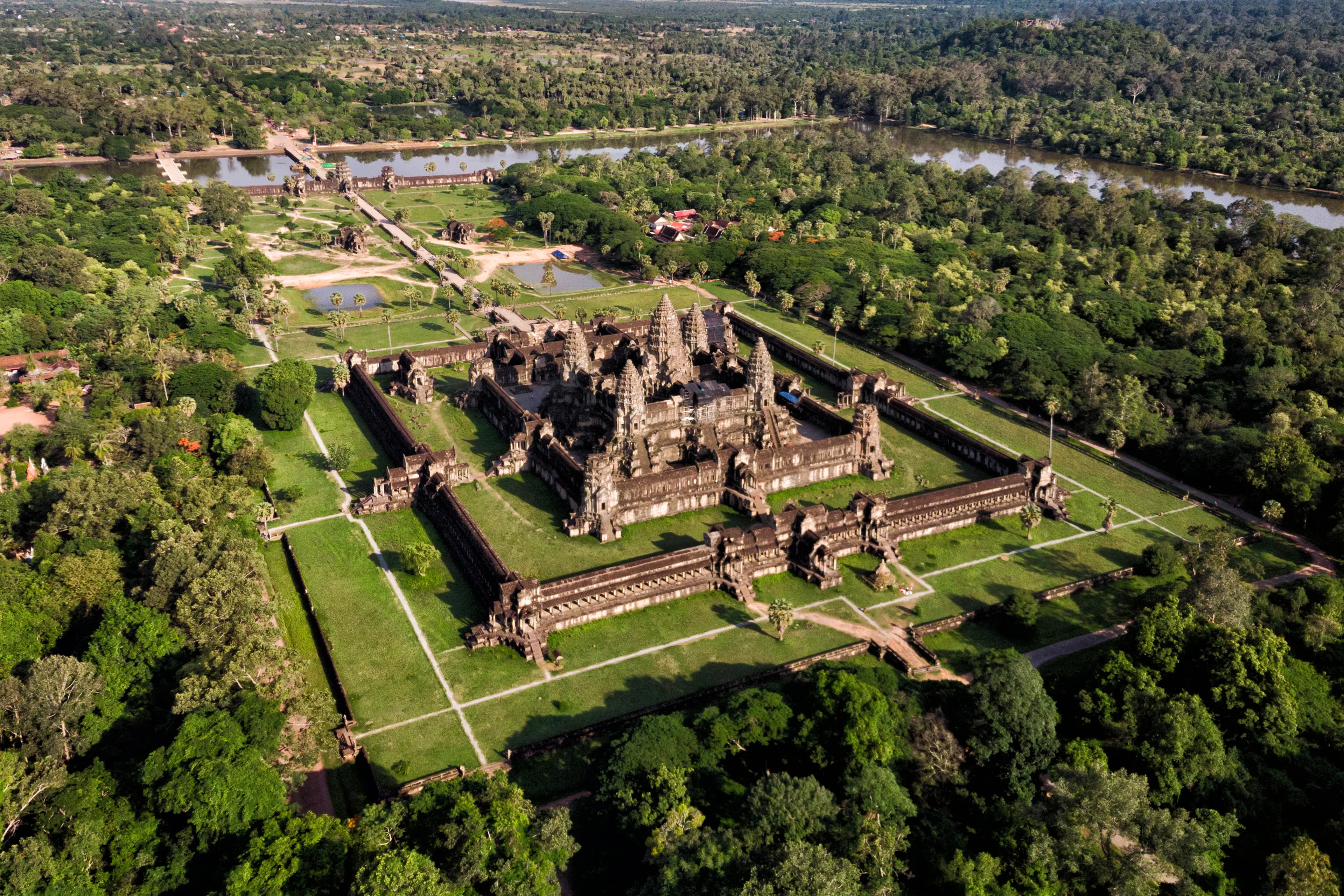 2-Day Local Experience: Angkor Wat Sightseeing & Relaxation for Couples