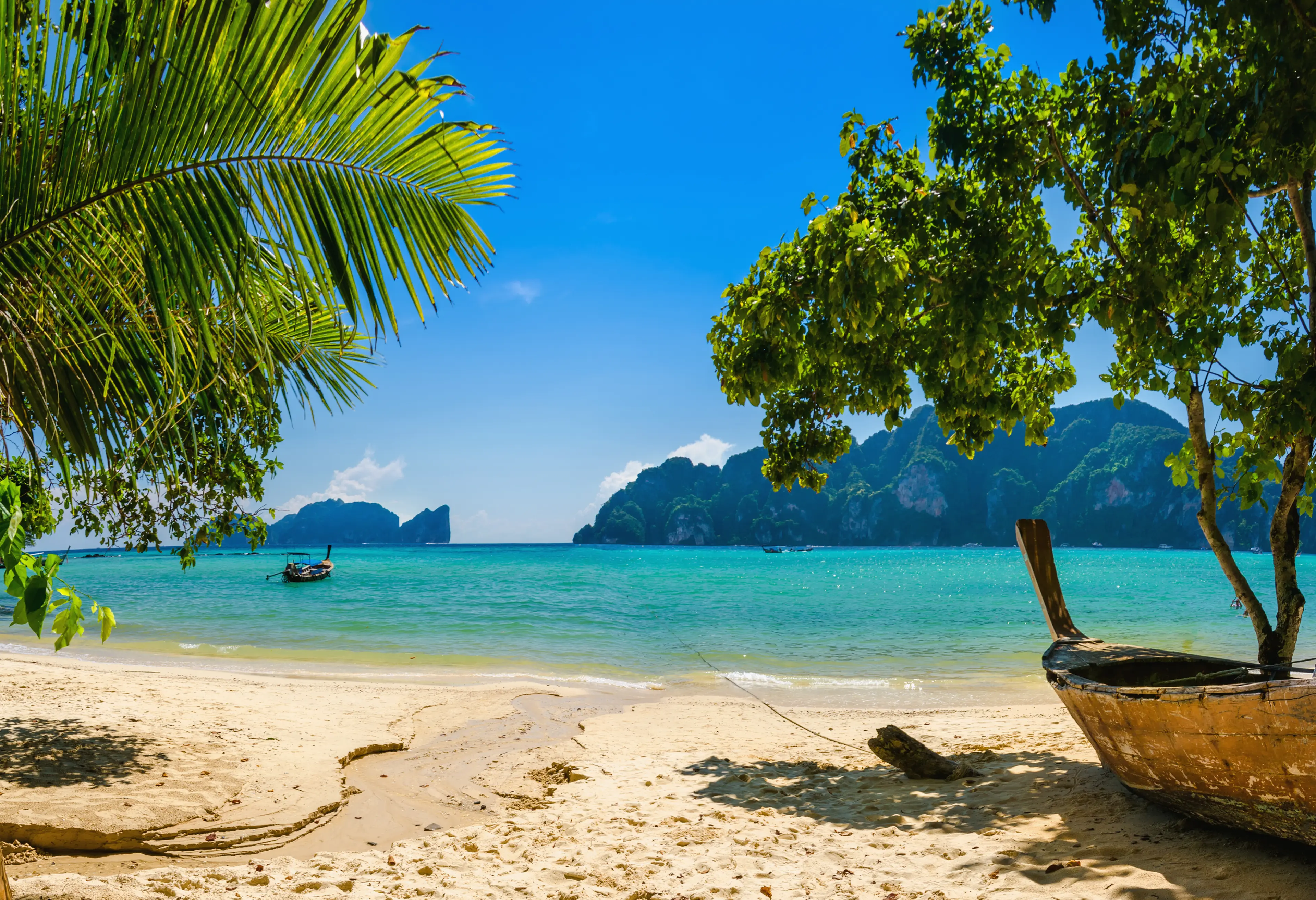 Relaxing One-day Couple's Itinerary: Shopping in Phi Phi Islands