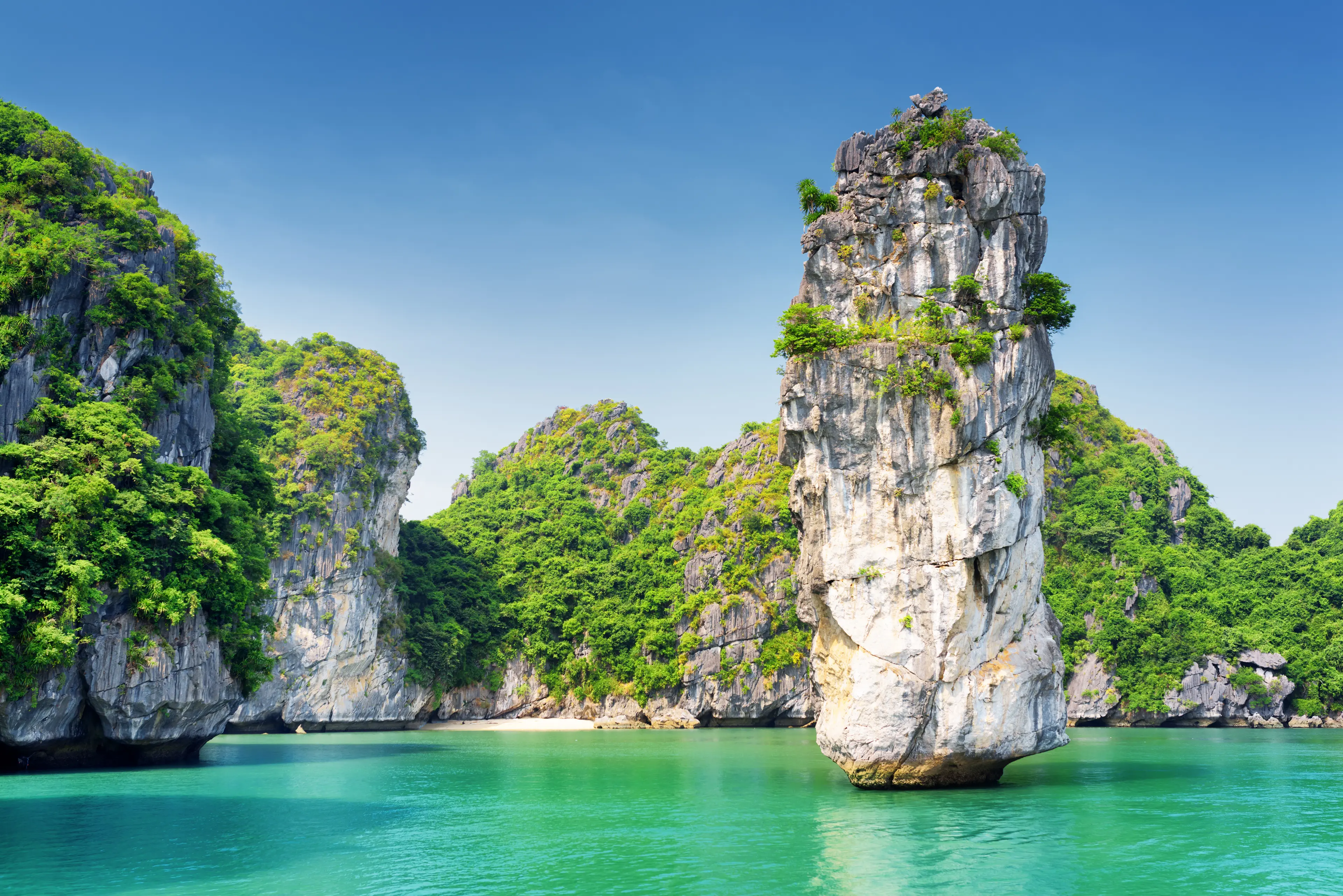 4-Day Adventurous Friends Getaway to Hidden Ha Long Bay