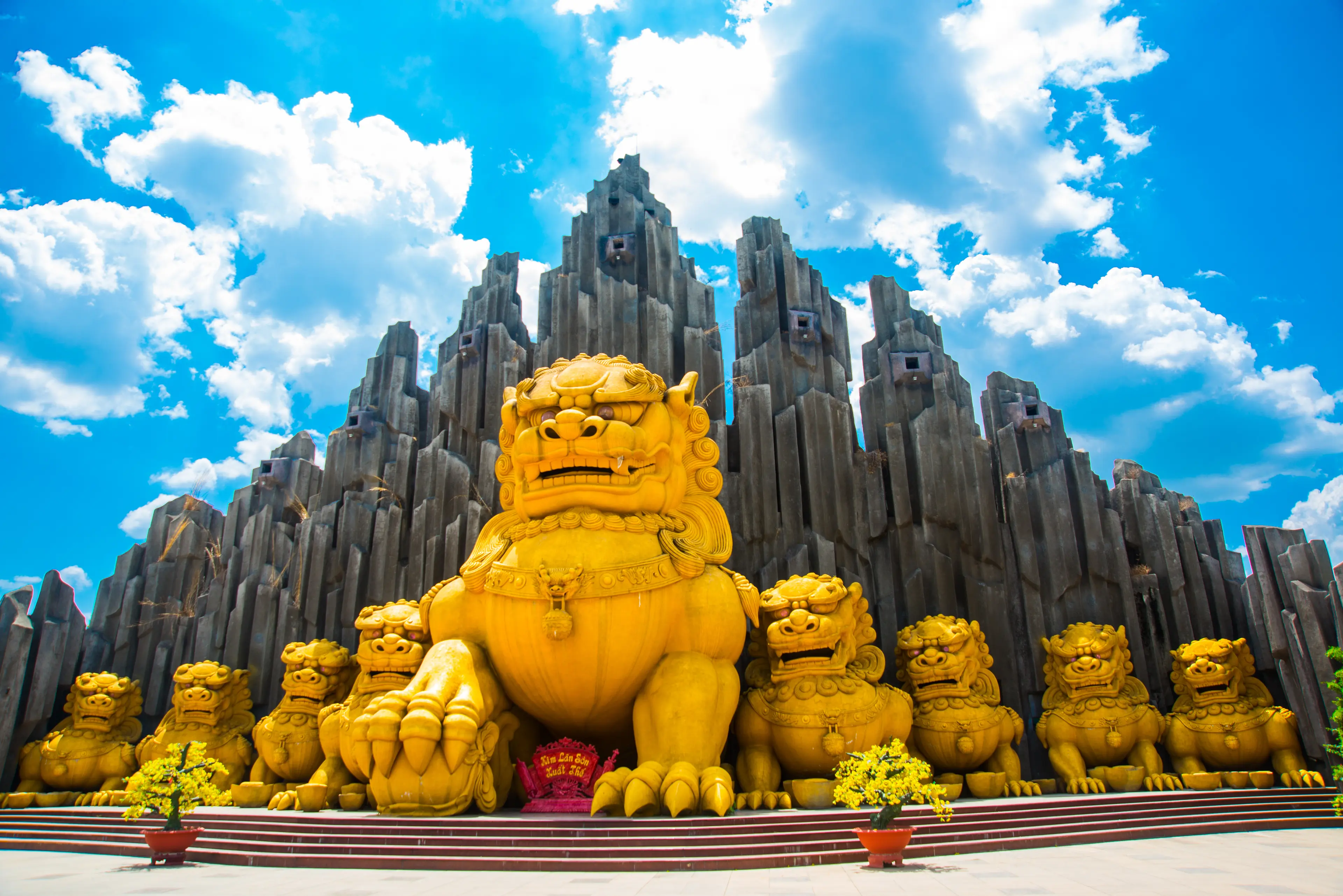 Suoi Tien amusement park lion statues
