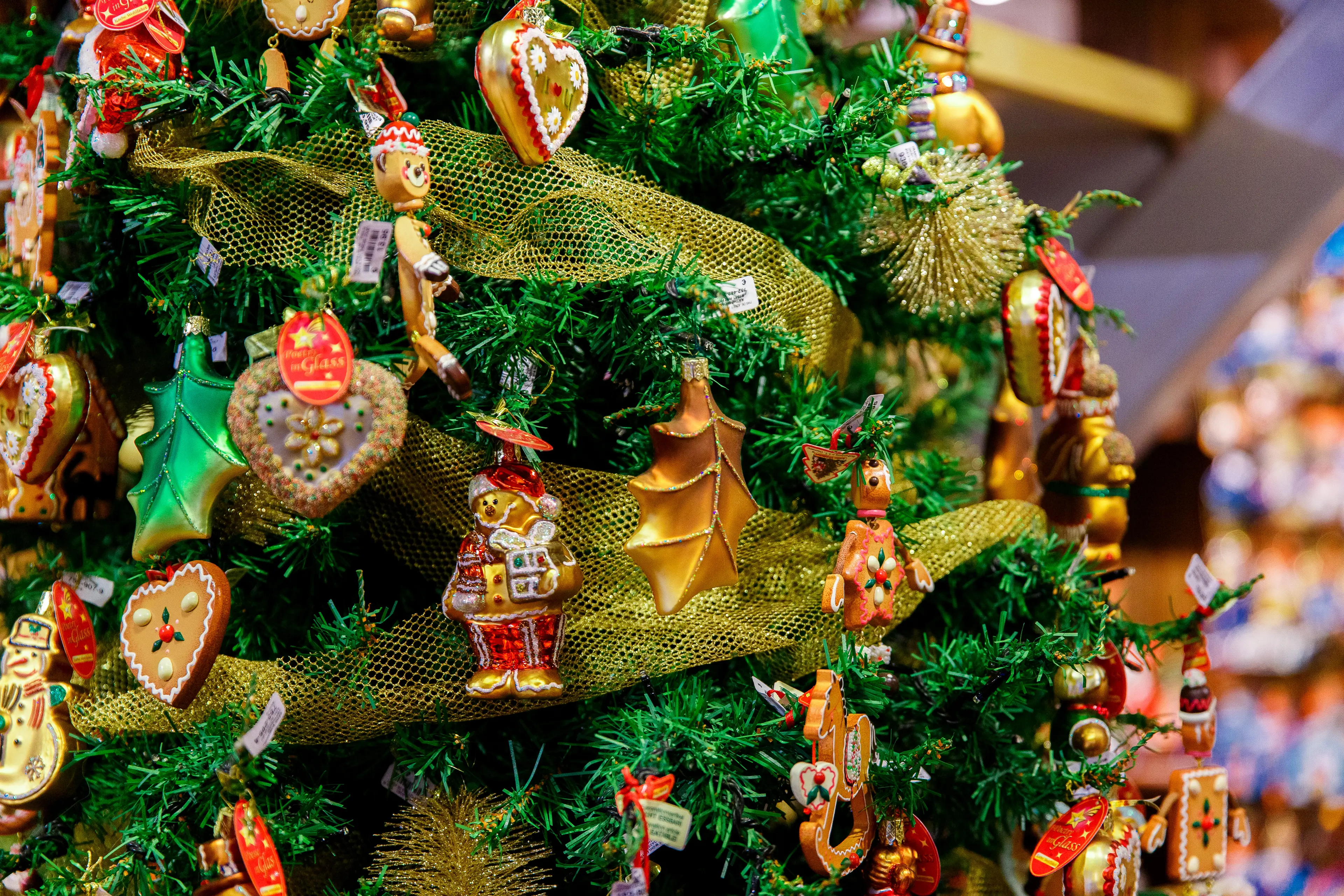 A Christmas tree decorated with Christmas toys