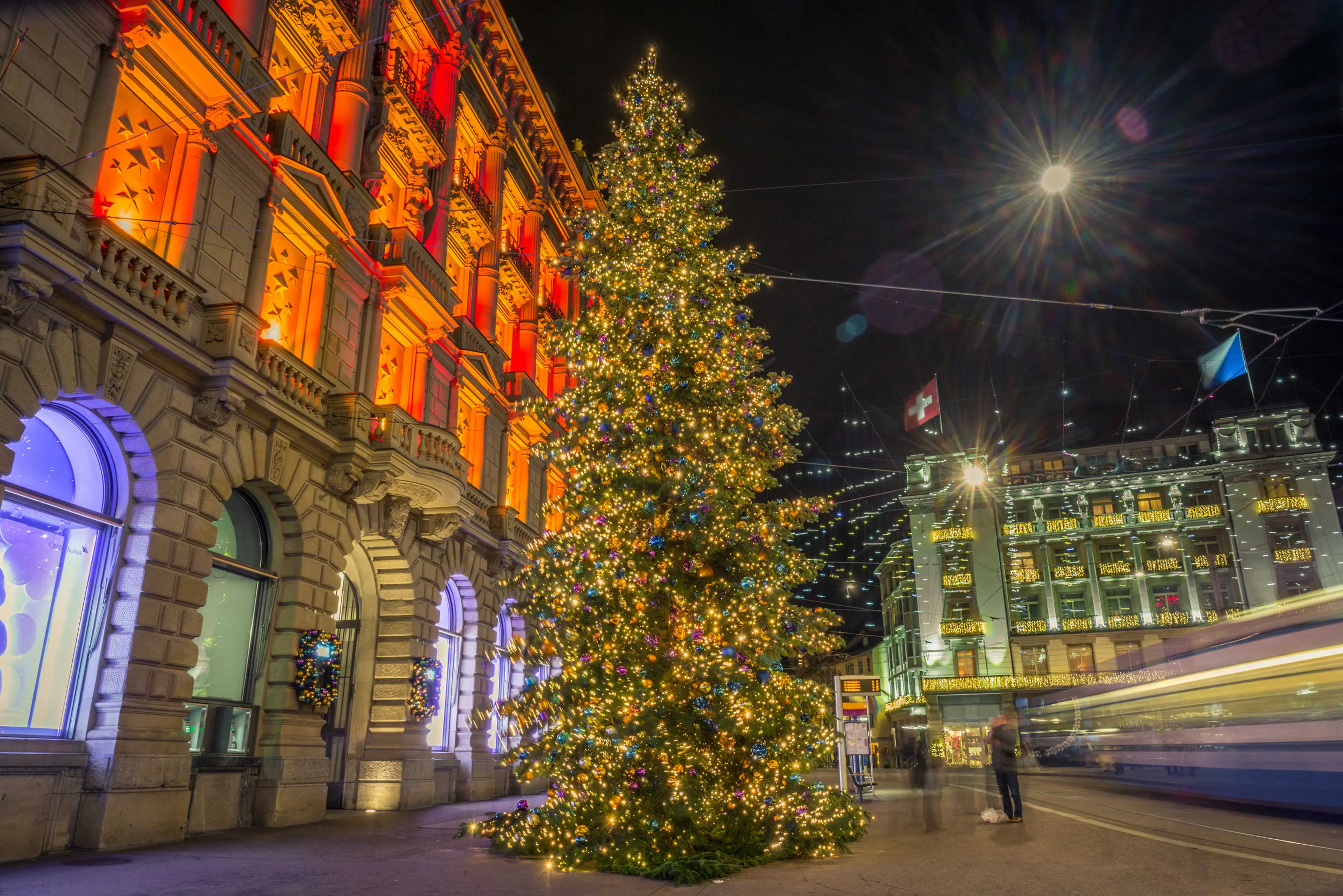 Christmas shopping in the decorated Paradeplatz Christmas shopping in the decorated Paradeplatz