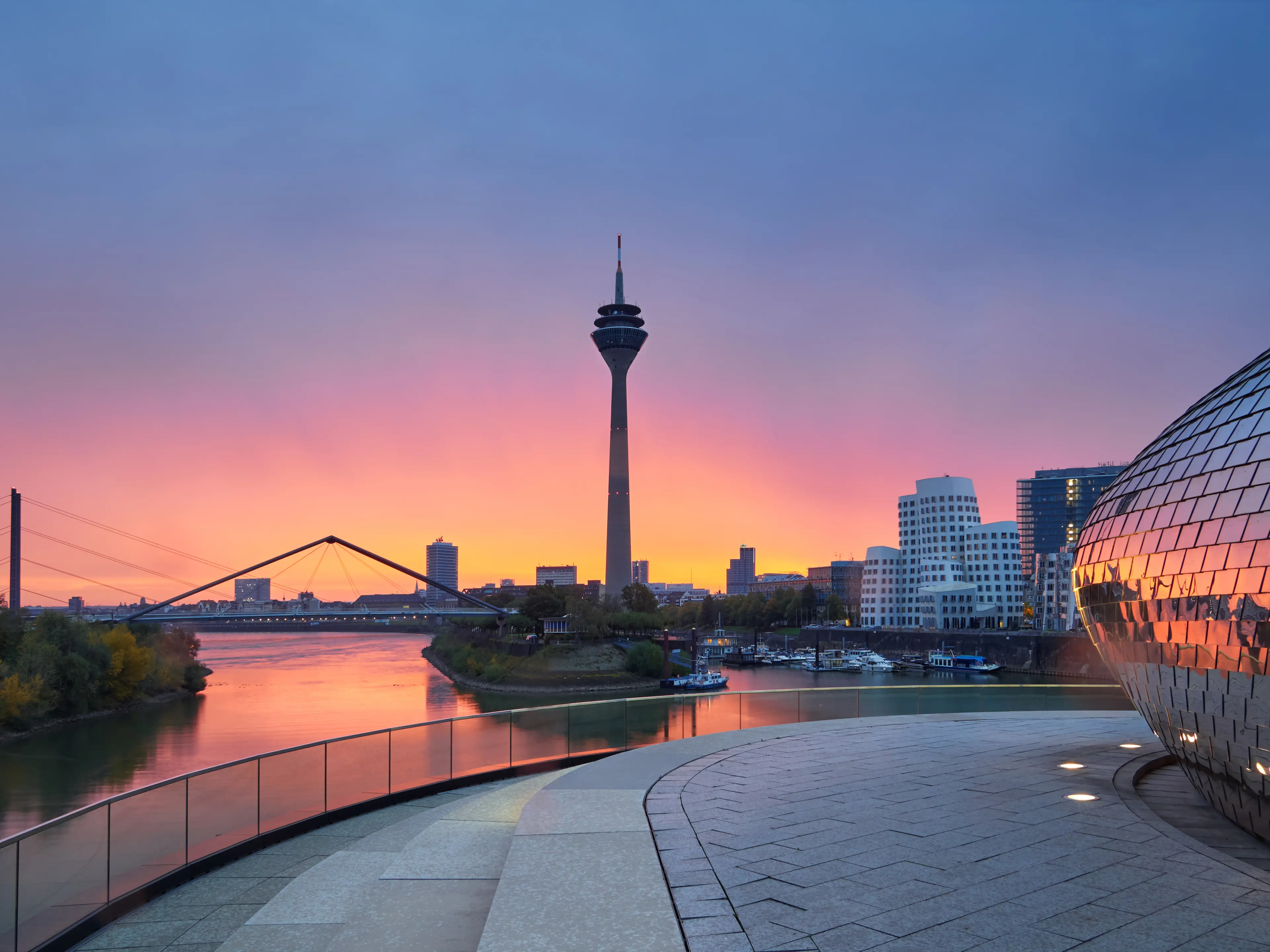 3-Day Solo Adventure: Nightlife and Shopping in Dusseldorf