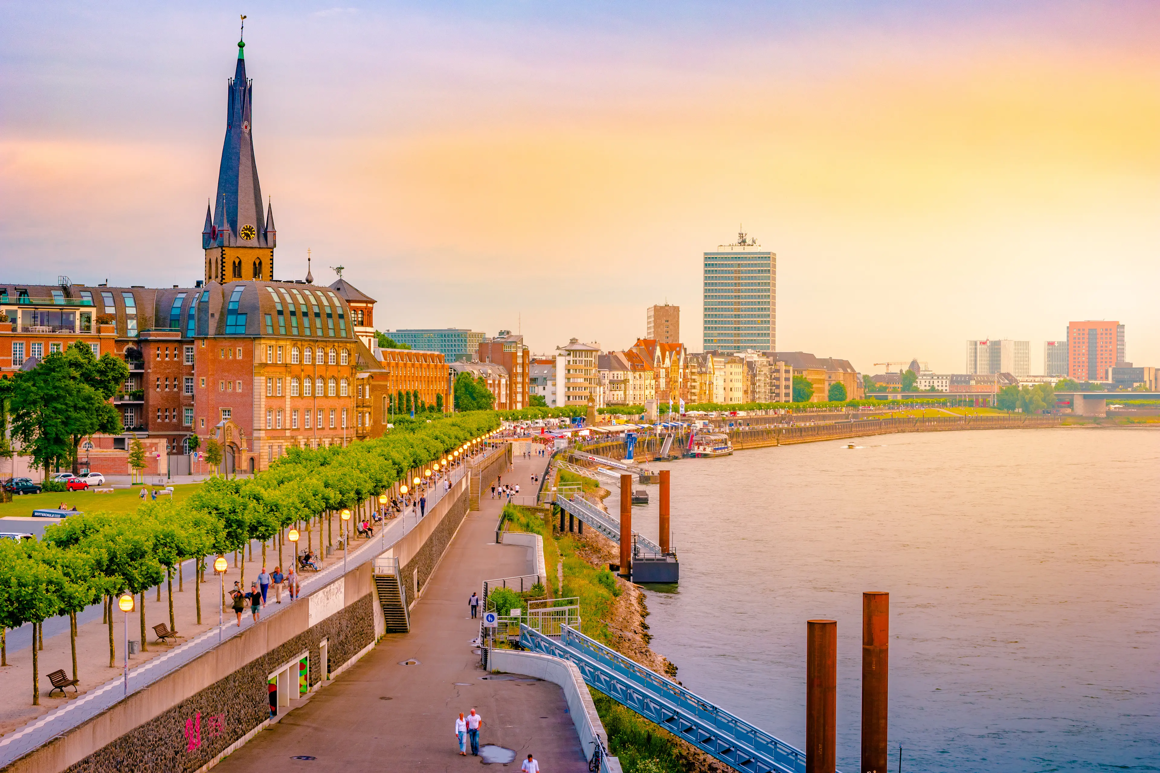 3-Day Romantic Food, Wine & Nightlife Experience in Düsseldorf