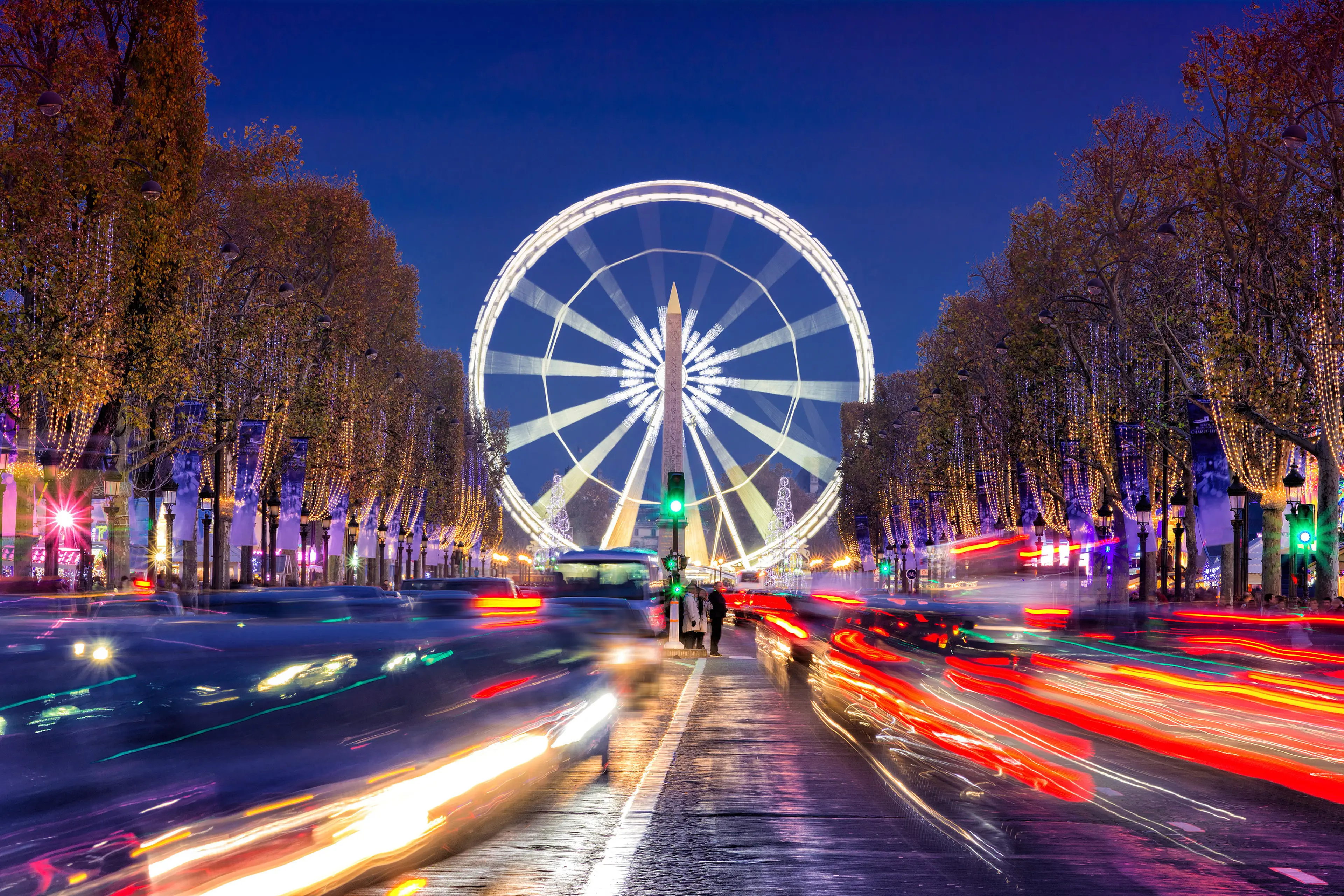 Avenue des Champs-Elysees leading up to the Grande Roue
