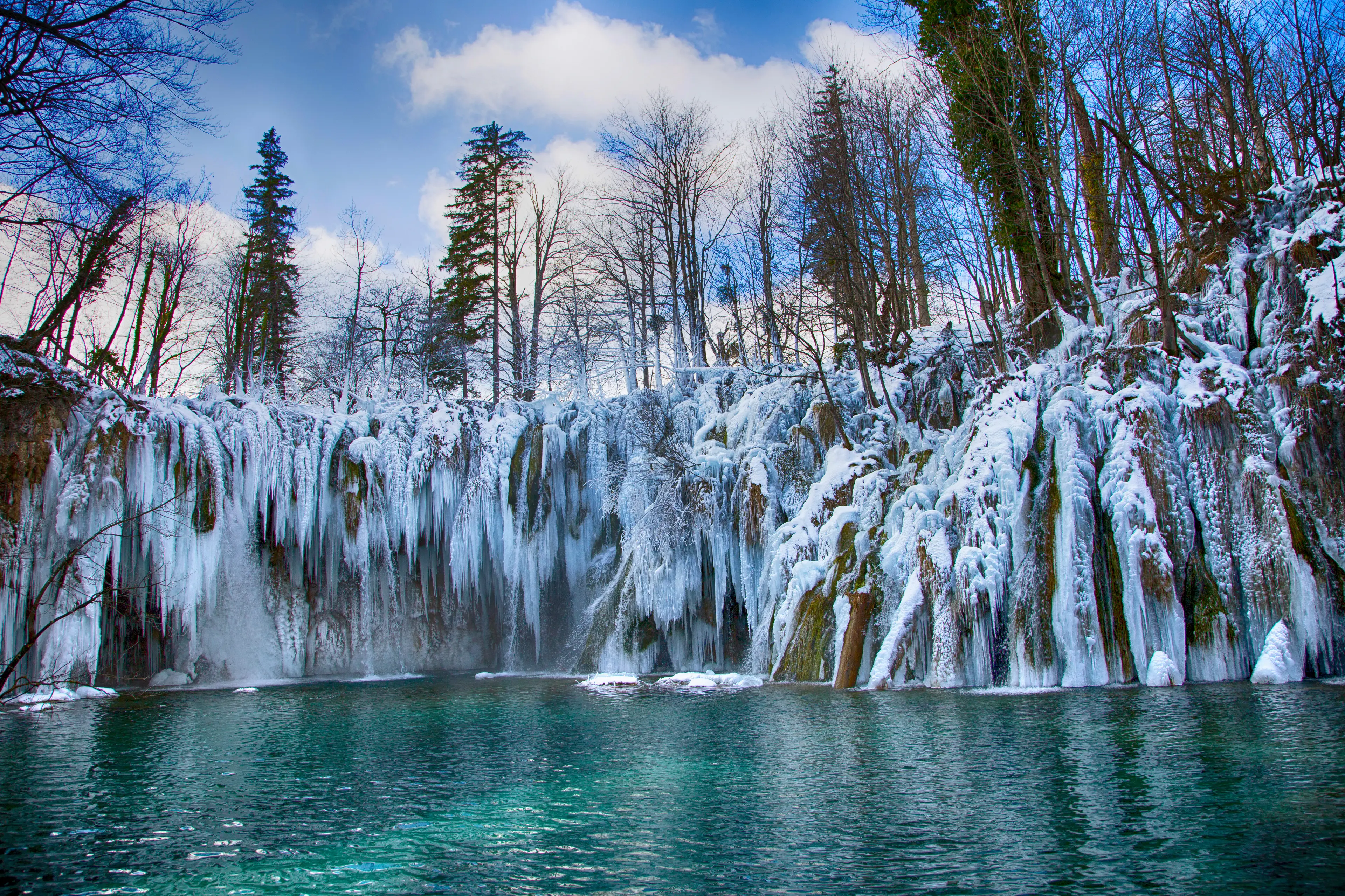1-Day Adventure & Sightseeing Trip to Plitvice Lakes with Friends