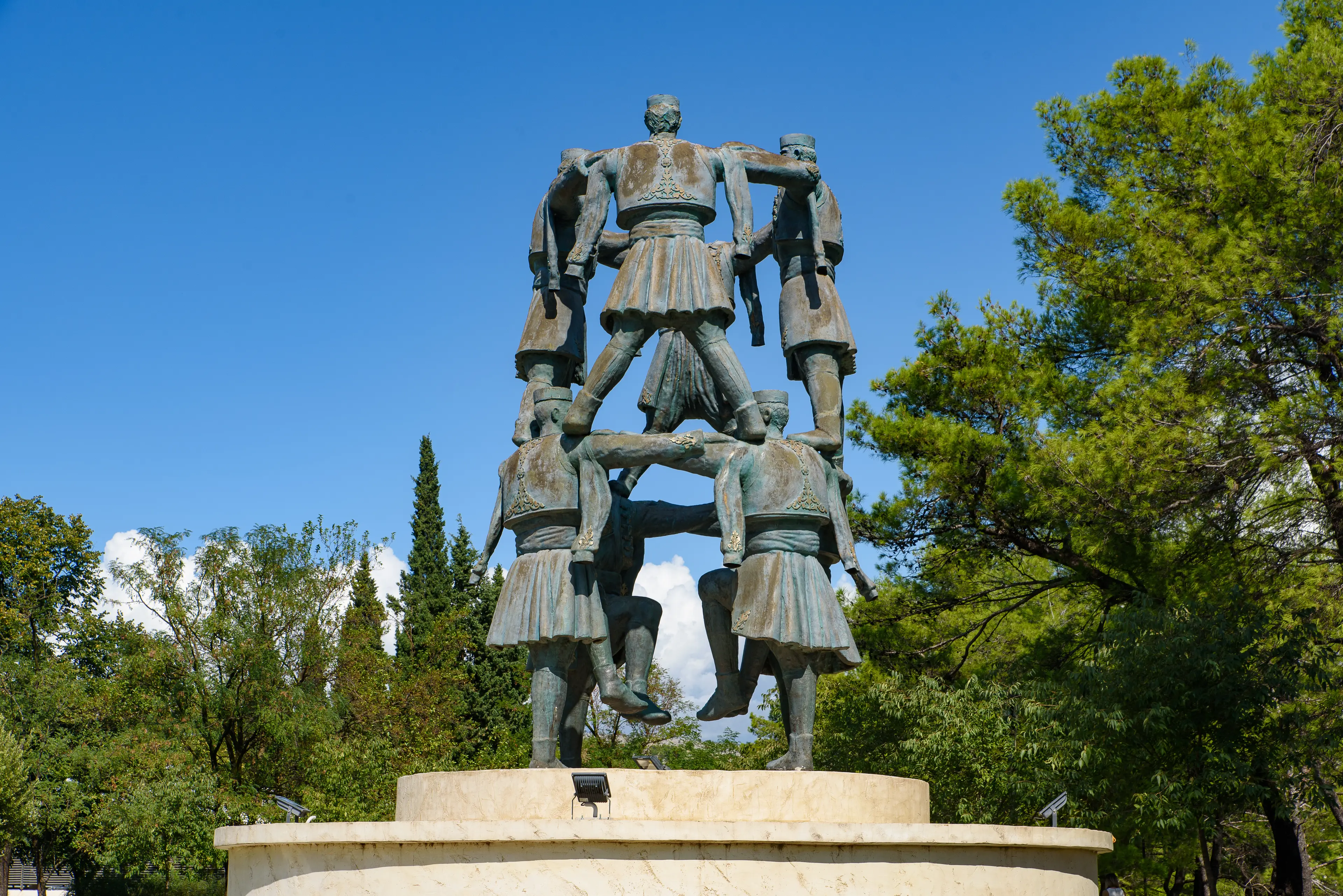 Crnogorsko Oro, a sculpture of a Montenegrin traditional dance