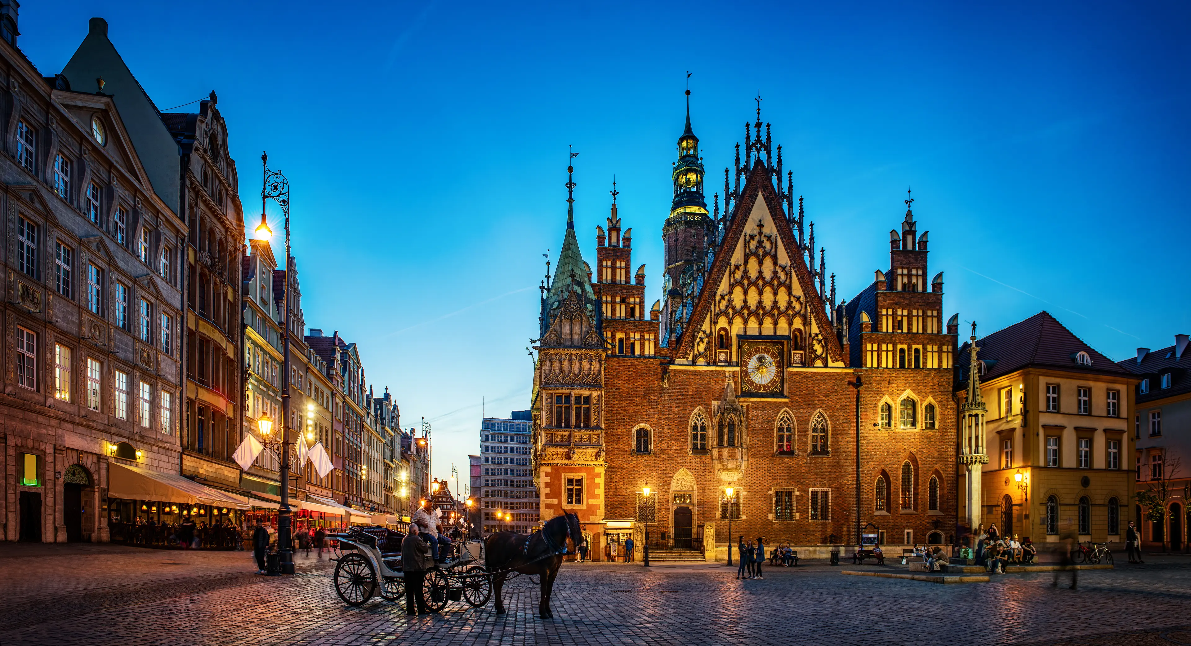 1-Day Solo Adventure: Wroclaw's Nightlife and Sightseeing Highlights