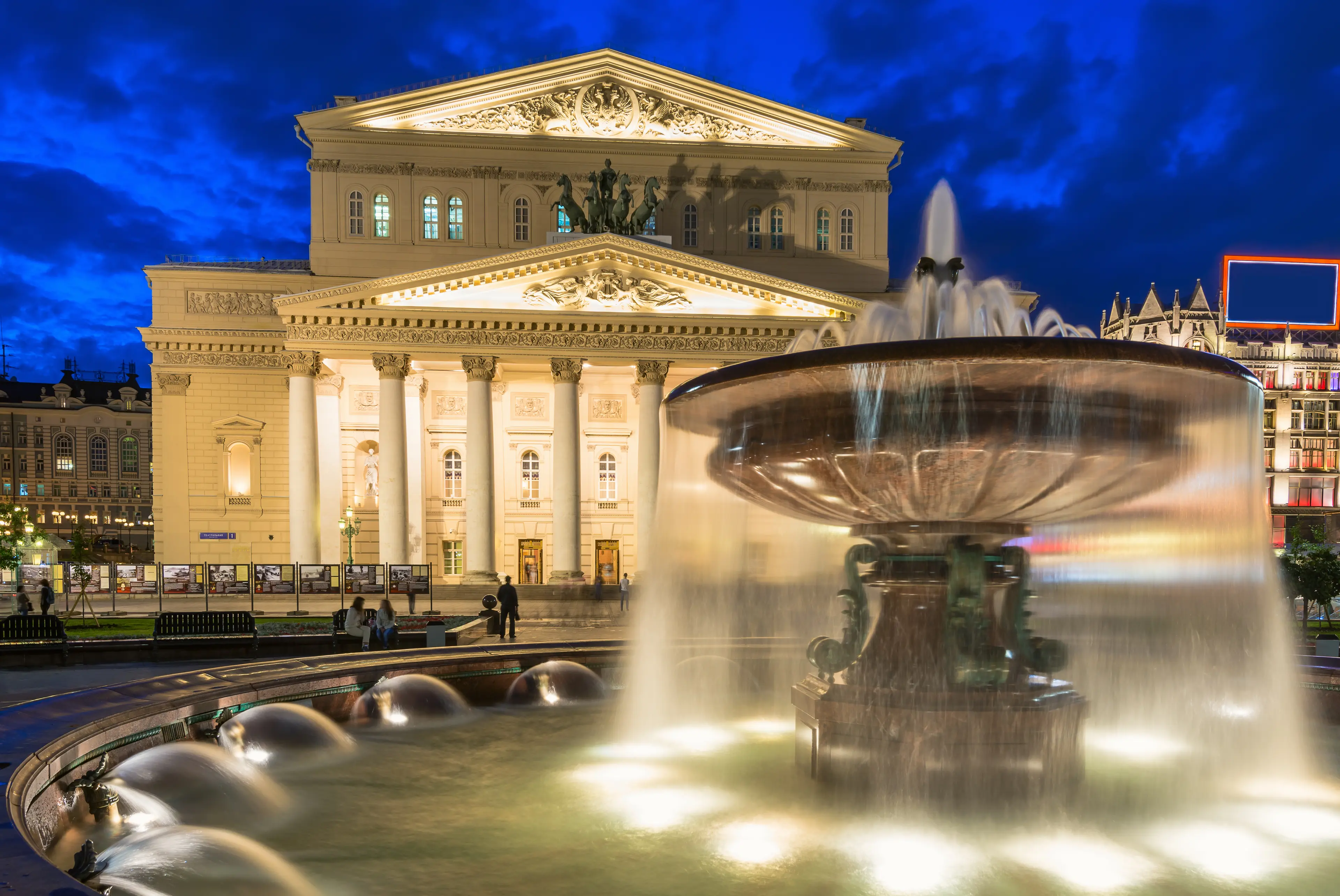 Bolshoi Theatre (Big Theatre) and fountain