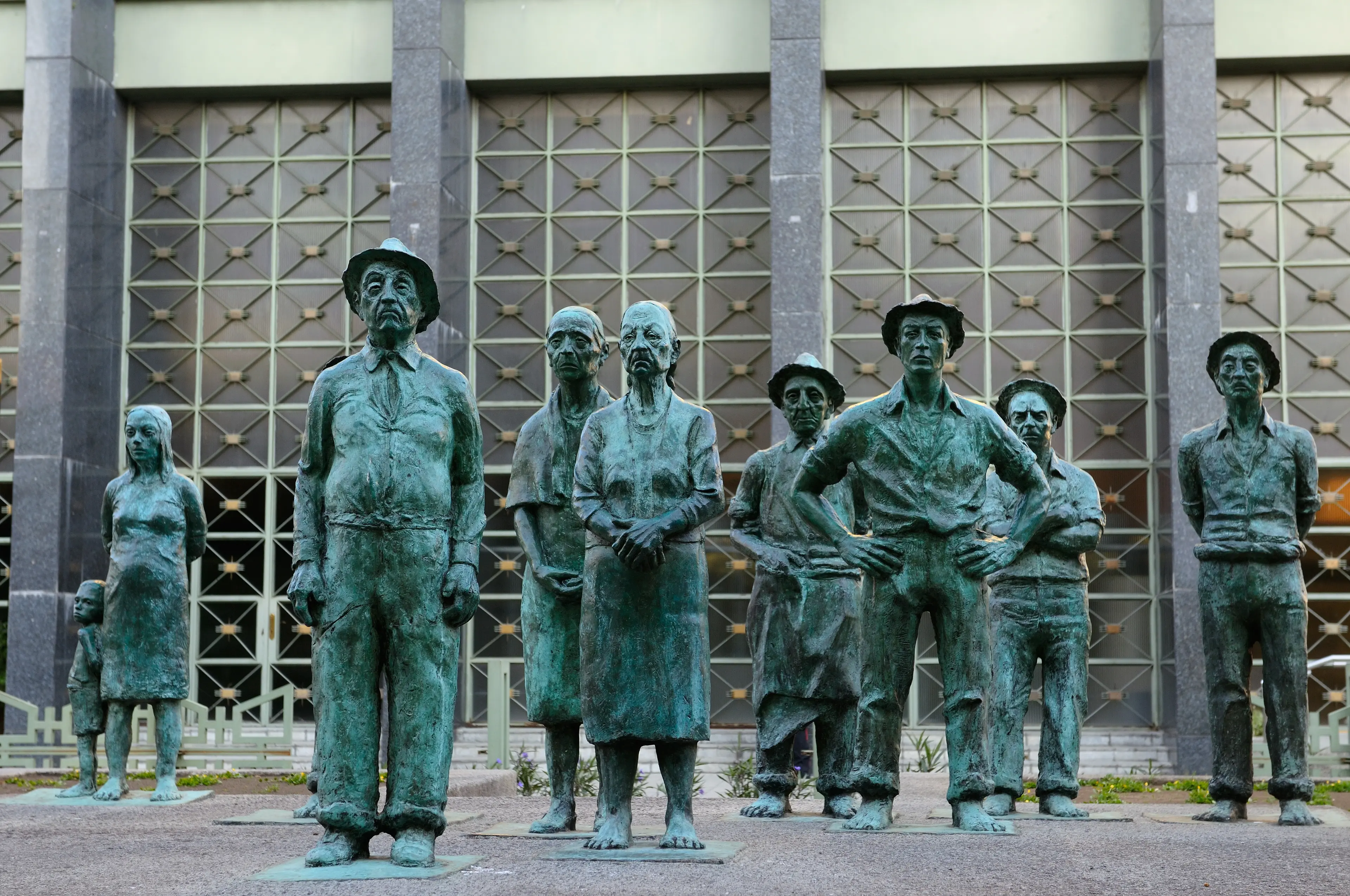 Los Presentes sculpture of Peasant farmers in front of a bank