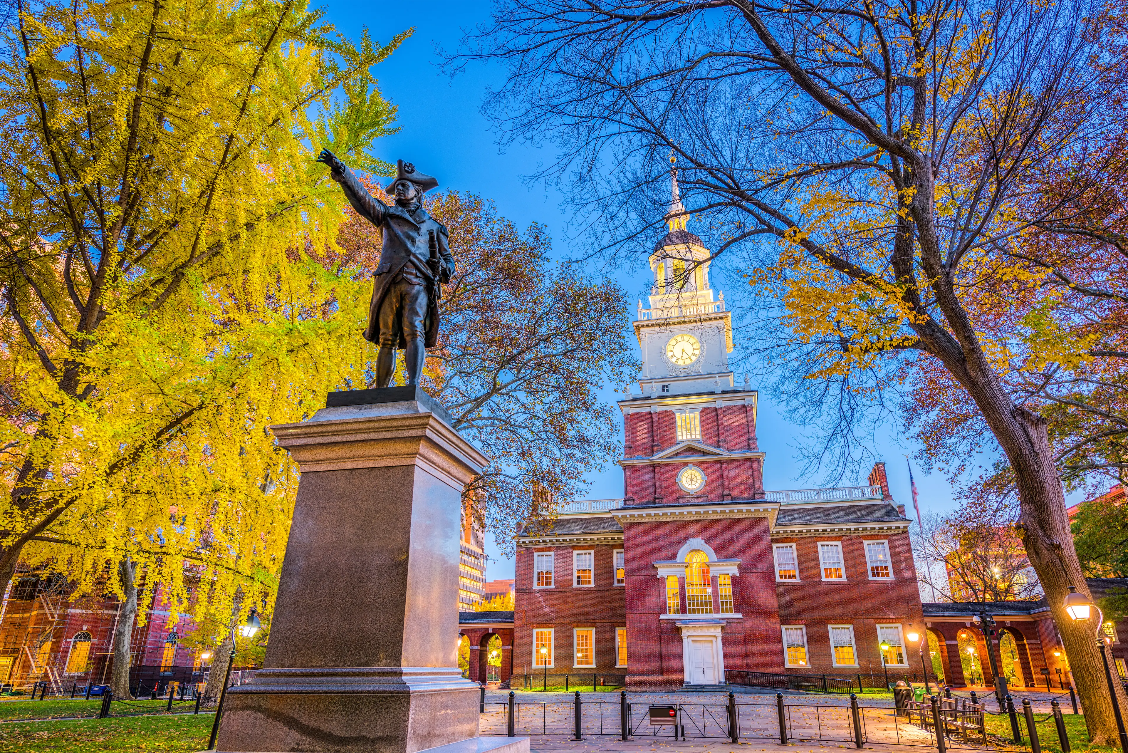 Commodore John Barry statue and the Independence Hall